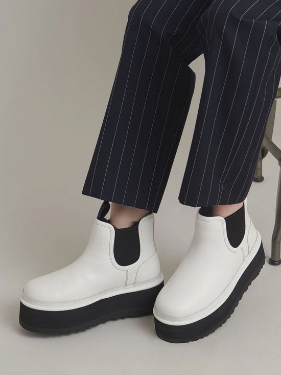 UGG Shoes - UGG Neumel Women’s White pebbled Platform Chelsea Boots Size 9